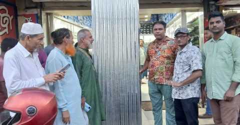 ফেনী প্রেসক্লাবের পিয়ন’কে ঢেউটিন দারোয়ান’কে খাট প্রদানে সাংবাদিক হাসনাত তুহিন