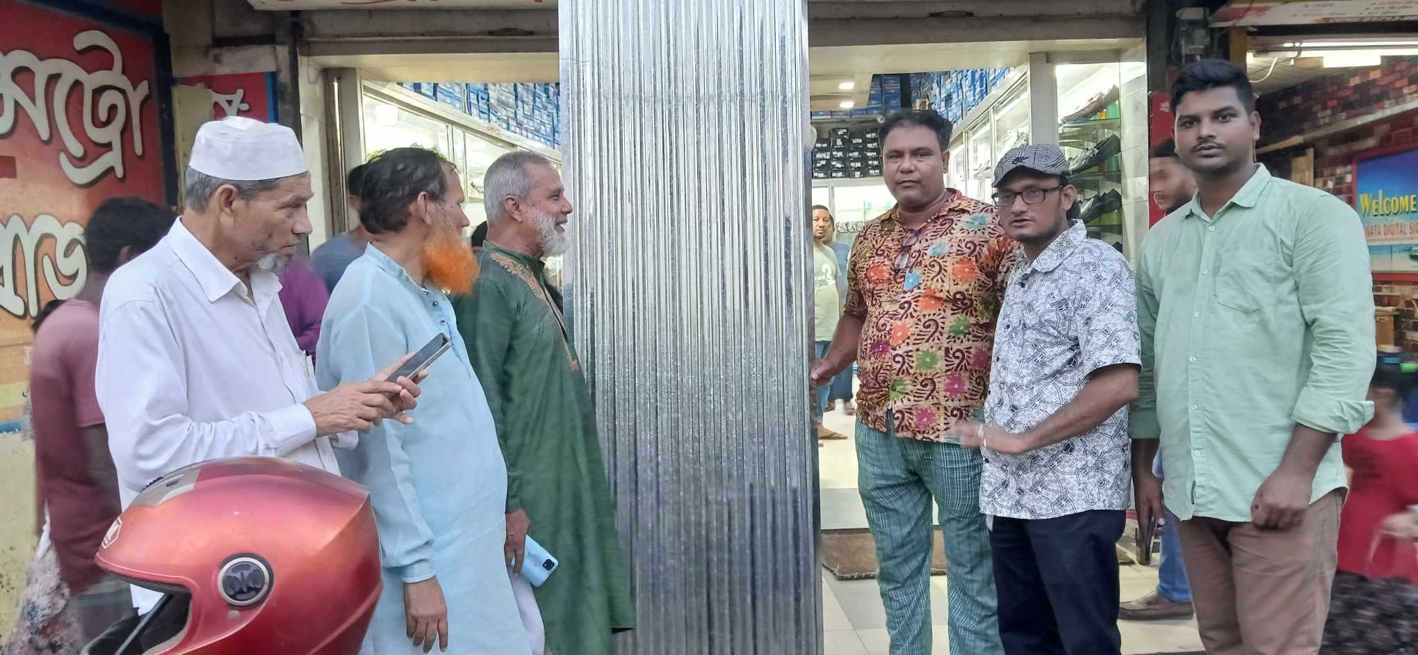 ফেনী প্রেসক্লাবের পিয়ন’কে ঢেউটিন দারোয়ান’কে খাট প্রদানে সাংবাদিক হাসনাত তুহিন