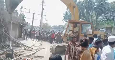 ময়মনসিংহে রেলওয়ের মসজিদের স্থাপনা ভাংতে চাইলে বিক্ষুদ্ধ জনতার রোষানলে উচ্ছেদ অভিযান স্থগিত