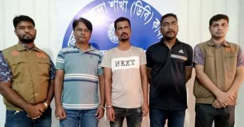 ময়মনসিংহে ডিবি পুলিশের অভিযানে সাবেক দুই কাউন্সিলরসহ গ্রপ্তার-৩; বিদেশী অস্ত্র গুলি উদ্ধার