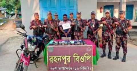 নওগাঁ ১৬ বিজিবির নেতৃত্বে চোরাকারবারির মূল হোতাসহ ২২৬ টি মোবাইল ফোন আটক