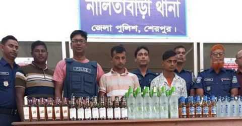 নালিতাবাড়ীতে একটি মাইক্রোবাসে মিললো ৭৭৪ ভারতীয় মদের বোতল,গ্রেফতার দুই