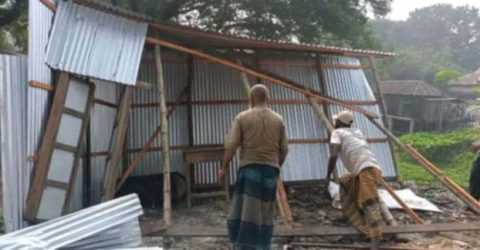 কাশিয়ানীতে মহেশপুর ইউনিয়নের জয়নগর বাজারে আধারে সরকারি জায়গা দখল করে ঘর নির্মাণ