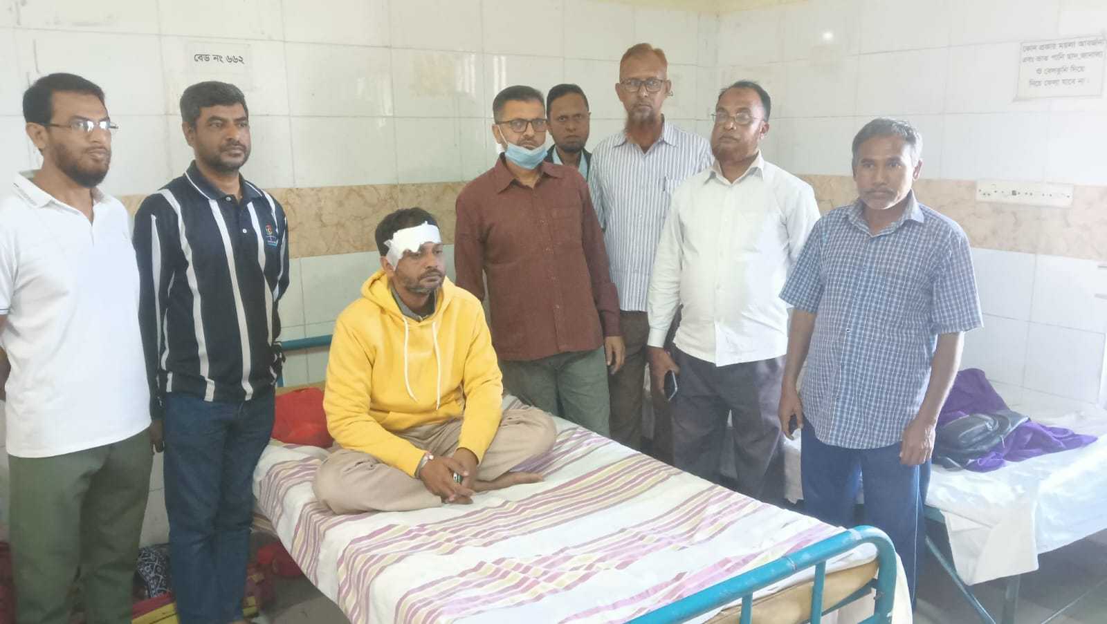 নওগাঁ নতুন বাসা নির্মানে চাঁদার টাকা না পেয়ে অবঃ প্রাপ্ত সেনা সদস্য কে পিটিয়ে জখম