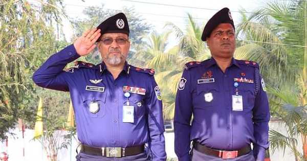 নেত্রকোনা গ্র‍্যান্ড মাস্টার প্যারেডে কুচকাওয়াজ অভিবাদন গ্রহণ করছেন ময়মনসিংহের রেঞ্জ ডিআইজি ড.মোঃ আশরাফুর রহমান