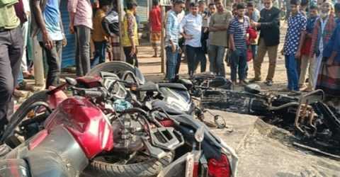 ভালুকায় ঝুট ব্যবসার নিয়ন্ত্রণ নিতে দু’পক্ষের সংঘর্ষে ২০ জন আহত; ১৪ টি মোটরসাইকেল ভাঙচুর