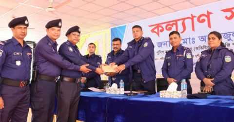 মামলার রহস্য উদঘাটন করায় কোতোয়ালী থানার সেকেন্ড অফিসার আনোয়ার শ্রেষ্ঠ পুরস্কার পেলেন