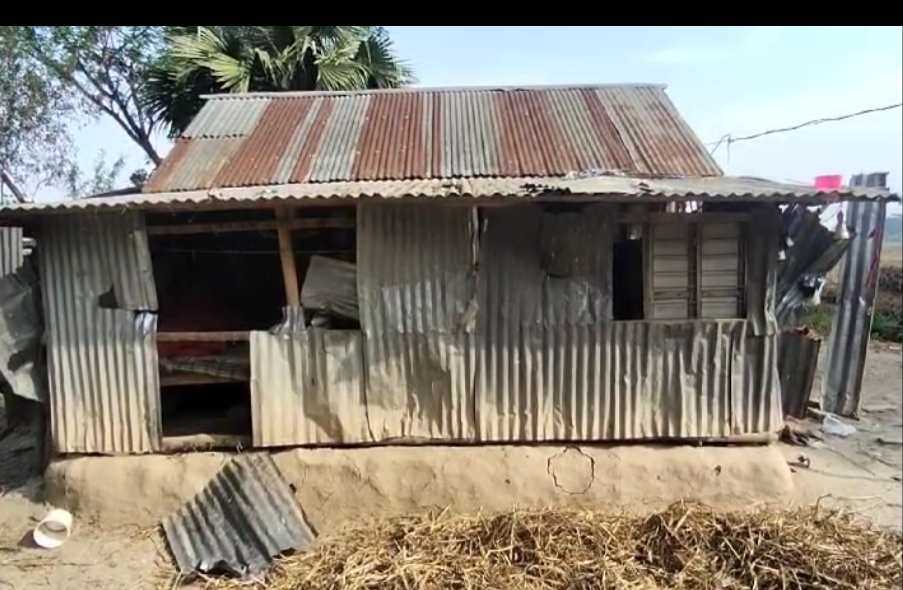 গোপালগঞ্জের পাইককান্দি জমি দখলে বাঁধা দেওয়ায় হামলা বাড়ি-দেকান লুট অহত-৫