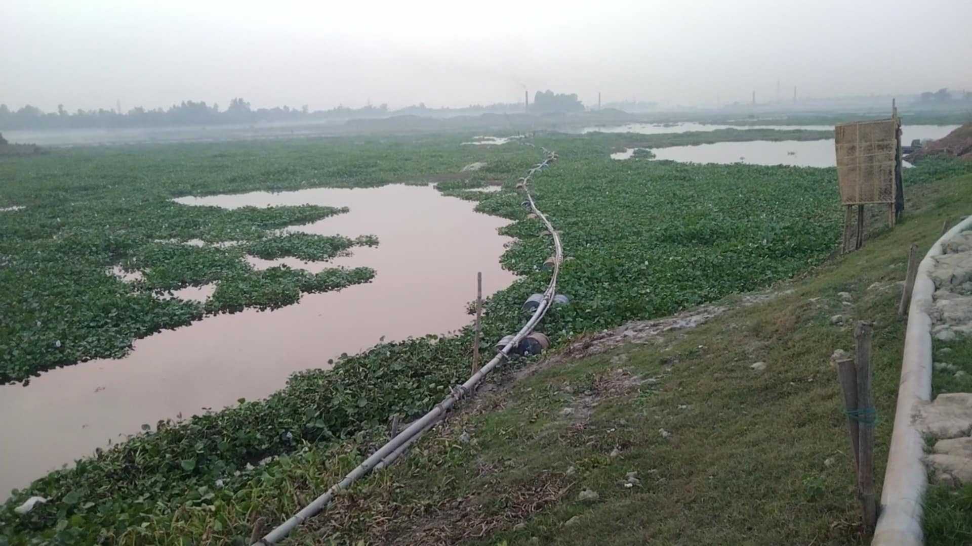 ভৈরবে প্রশাসন কে বৃদ্ধাঙ্গুলি দেখিয়ে  যুবলীগ নেতার অবৈধ ভাবে বালু উত্তোলন 