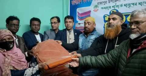 রাজাপুরে বিএমইউজে উপজেলা শাখার উদ্যোগে শীতবস্ত্র বিতরণ