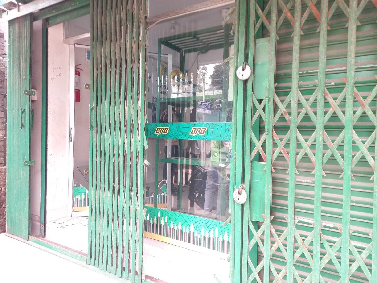 নৈশ্য প্রহরীকে তুলে নিয়ে মাদারীপুরের শিবচরে বি,আর,বি ক্যাবল বিক্রয় কেন্দ্রে দূর্ধষ ডাকাতি,