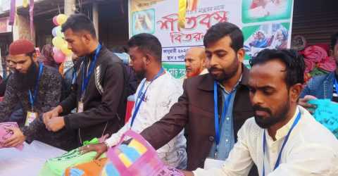 নওগাঁ সদর পাটালির মোড় সমাজ সেবা সংসার উদ্যোগে ছিন্নমূল মানুষের মাঝে শীতবস্ত্র বিতরন করেন