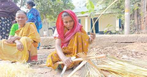 নওগাঁ ধামইরহাটের কুটির শিল্প:  ঐতিহ্যের চাকা টিকিয়ে রাখা অসহায় কারিগরদের জীবন যুদ্ধ