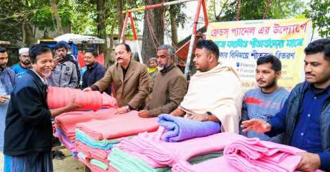 নওগাঁয় এক টাকার বিনিময় ফ্রেন্ডস প্যানেলের উদ্যোগে শীতার্তদের মাঝে কম্বল বিতরণ