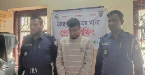 ভৈরবে টিকিটসহ কালোবাজারী গ্রেফতার