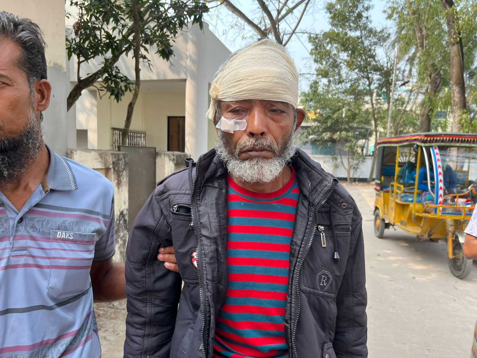 শিবচরে জমি নিয়ে বিরোধের জেরে প্রতিপক্ষের হামলায় নারীসহ আহত ৪