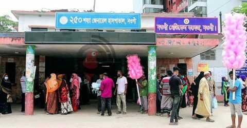 নওগাঁ সদর ২৫০ শয্যা আধুনিক হাসপাতালে চক্ষু সেবা নিতে আসা রোগীর বেহাল অবস্থা