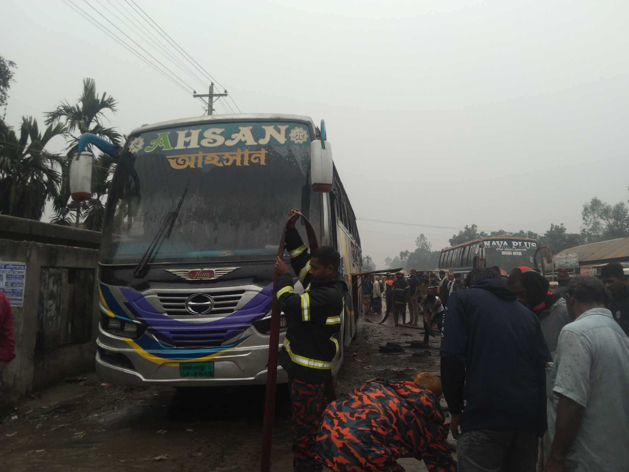 কুড়িগ্রামের ভূরুঙ্গামারীতে দাড়িয়ে থাকা একটি বাসে আগুন