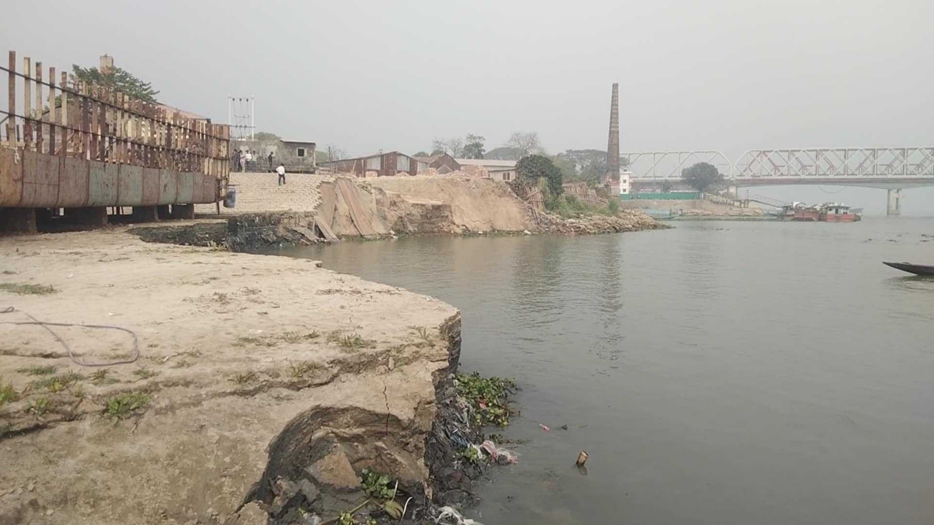ভৈরবে মেঘনার পাড়ে ফের নদী ভাঙন, হুমকির মুখে অটো রাইচ মিল ও ডকইয়ার্ড