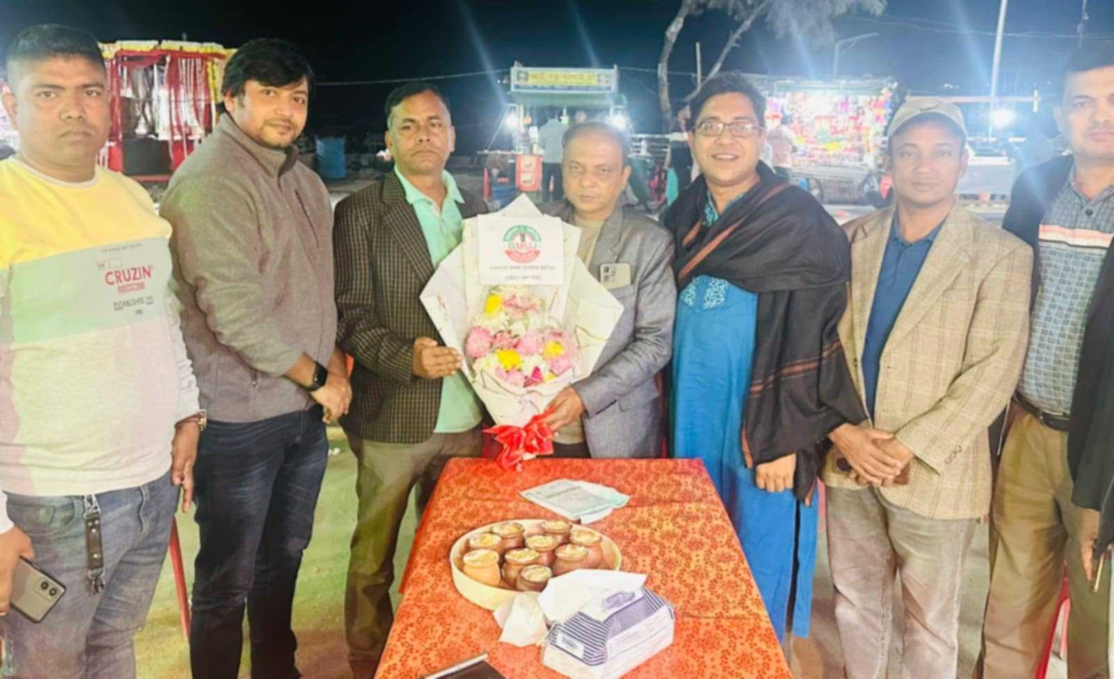 বিএমইউজে কেন্দ্রীয় যুগ্মসাধারণ সম্পাদকে ফুল দিয়ে বরণ করলেন চট্টগ্রাম জেলা কমিটি।