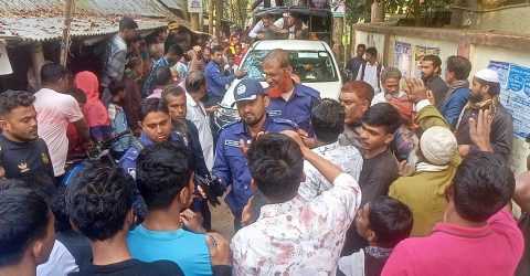 ঝালকাঠিতে ৭ ছাত্রীকে পেটানোর অভিযোগে প্রধান শিক্ষকের ওপর হামলা