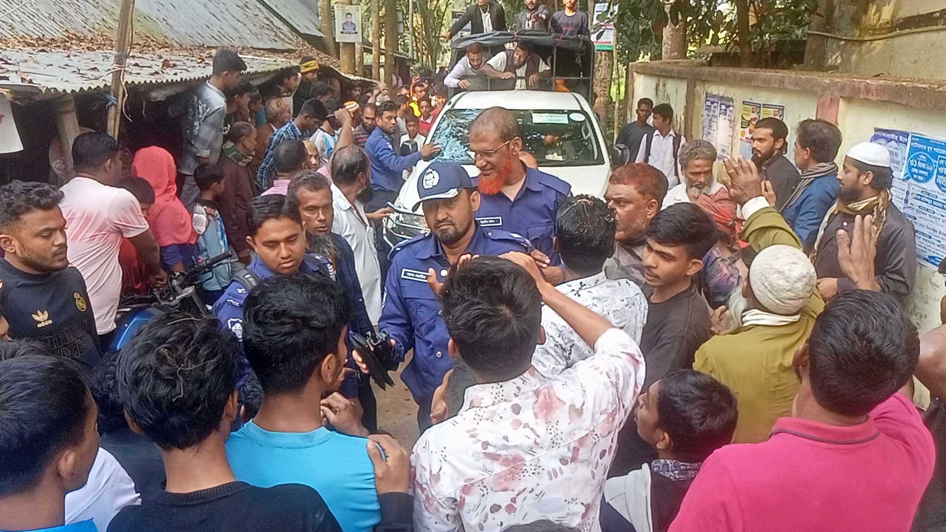 ঝালকাঠিতে ৭ ছাত্রীকে পেটানোর অভিযোগে প্রধান শিক্ষকের ওপর হামলা