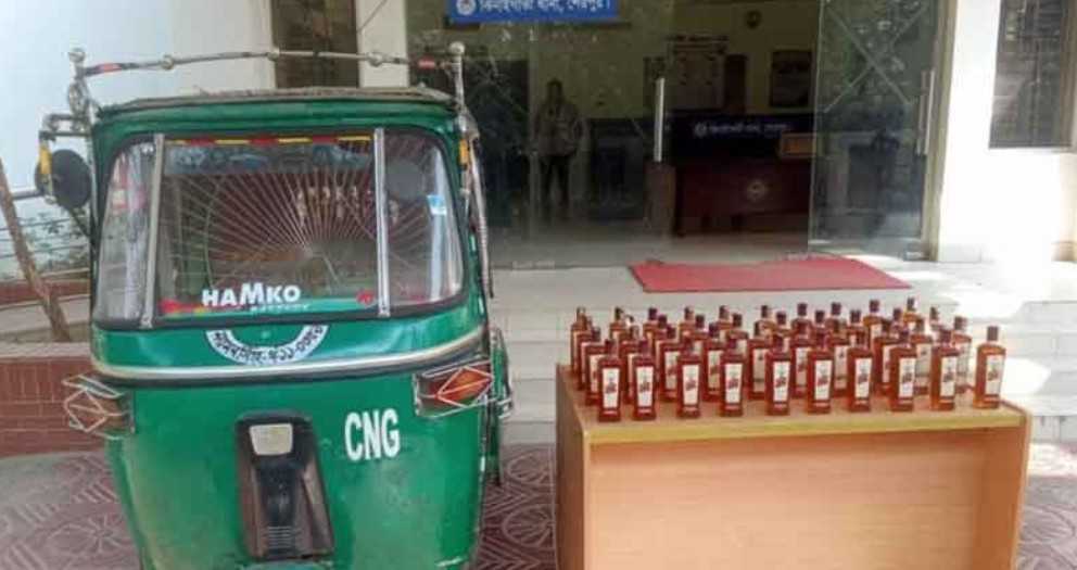 ভারতীয় মদসহ সিএনজি চালিত অটো রিক্সাভর্তী গ্রেপ্তার ৪,