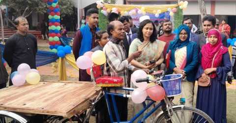 চবি শিক্ষার্থী ডিম বিক্রেতা টুম্পার পাশে ডিসি; বাবাকে দেওয়া হলো অটোভ্যান  
