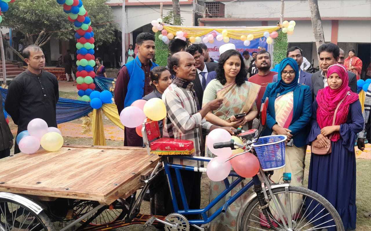 চবি শিক্ষার্থী ডিম বিক্রেতা টুম্পার পাশে ডিসি; বাবাকে দেওয়া হলো অটোভ্যান  