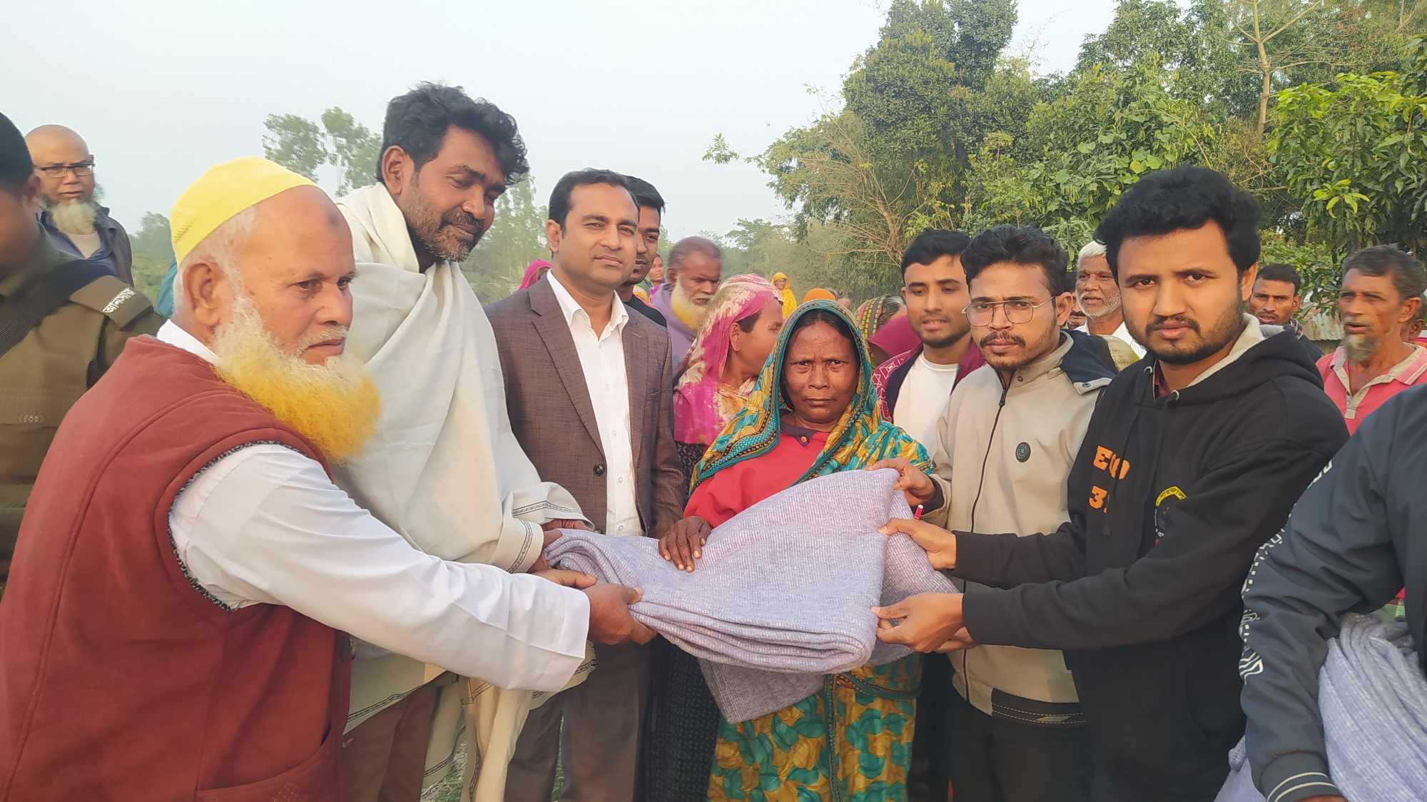 রাজারহাটে জাতীয় নাগরিক কমিটি ও বৈষম্য বিরোধী ছাত্র আন্দোলনের কম্বল বিতরণ 