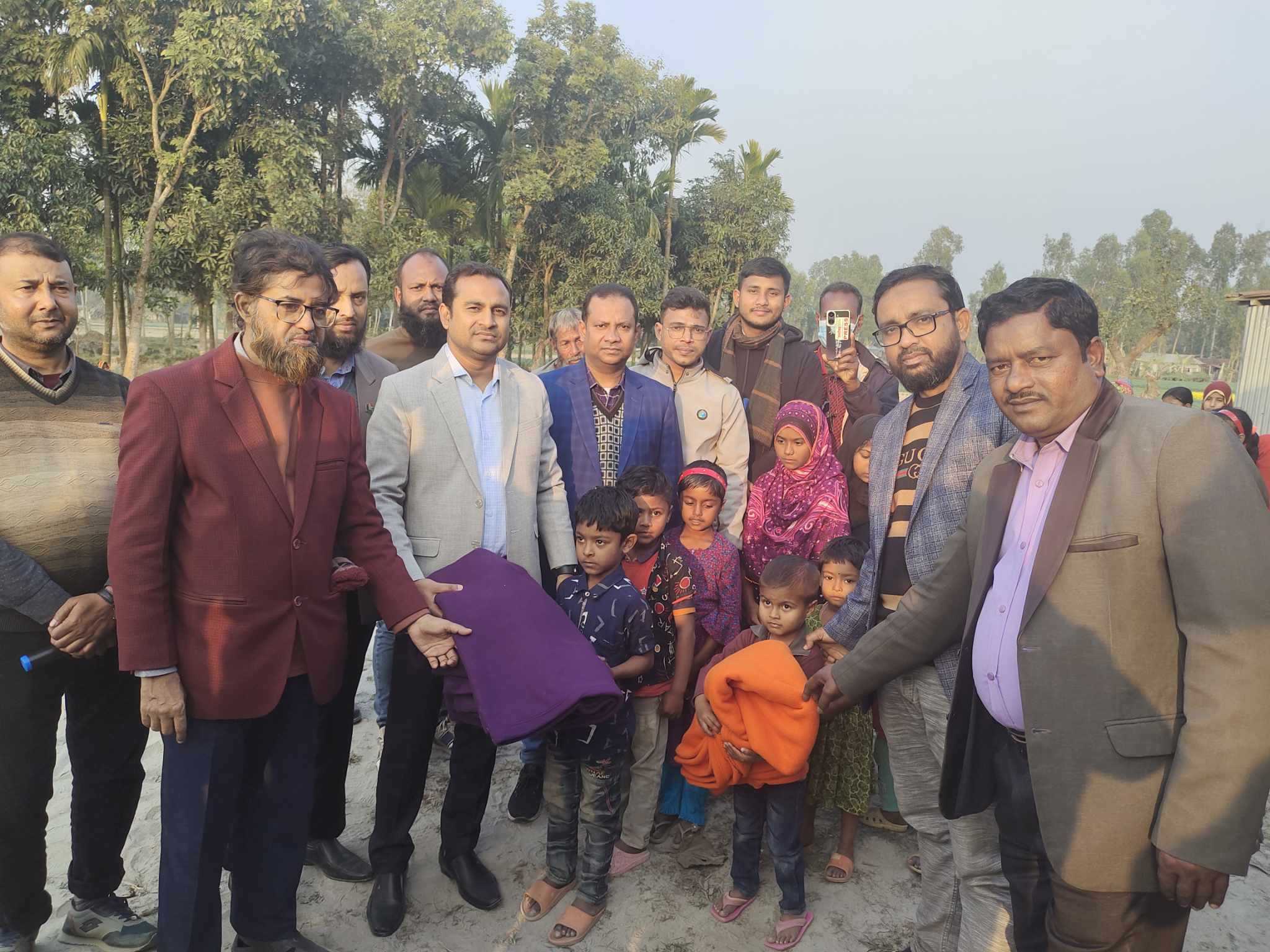 রাজারহাটে উপজেলা প্রশাসনের উদ্যোগে শিক্ষার্থীদের মাঝে কম্বল বিতরণ 