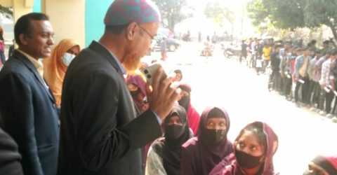 নওগাঁ জেলায় তরুন/তরুনীদের নতুন ভোটার তালিকায় নিবন্ধন ও ছবি তোলার উৎসাহ দেখাচ্ছে