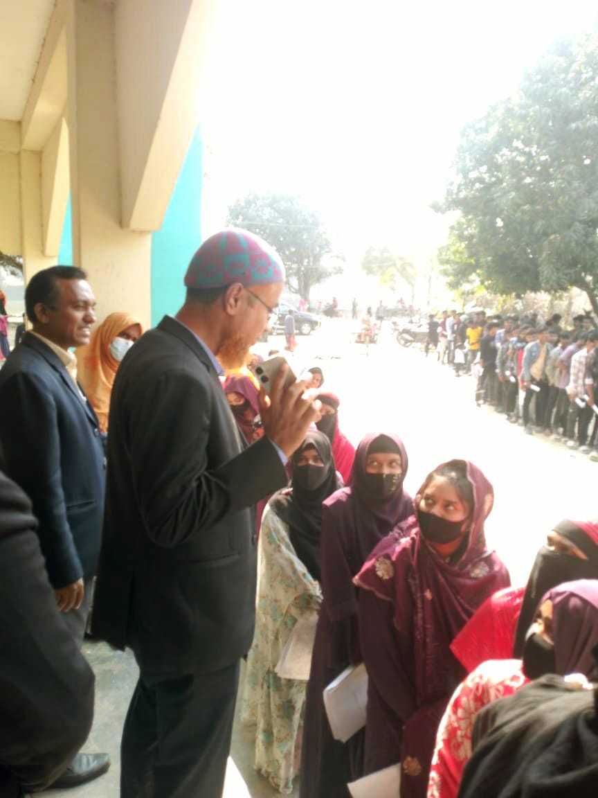 নওগাঁ জেলায় তরুন/তরুনীদের নতুন ভোটার তালিকায় নিবন্ধন ও ছবি তোলার উৎসাহ দেখাচ্ছে