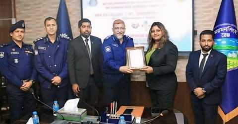 ময়মনসিংহ রেঞ্জ ডিআইজি’র সাথে মালদ্বীপের হাইকমিশনারের সাক্ষাৎ শুভেচ্ছা বিনিময়