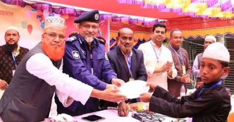 ত্রিশাল চকরামপুর ফাজিল (ডিগ্রি) মাদ্রাসায় বার্ষিক ক্রীড়া পুরস্কার বিতরণী অনুষ্ঠানে রেঞ্জ ডিআইজি