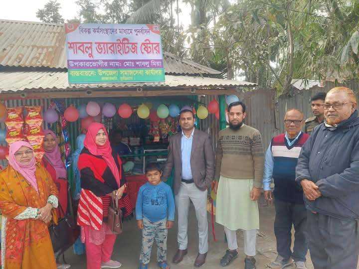রাজারহাটে এক ভিক্ষুক প্রতিবন্ধীর পূণর্বাসনে দোকান উদ্বোধন করলেন উপজেলা নির্বাহী অফিসার আল ইমরান