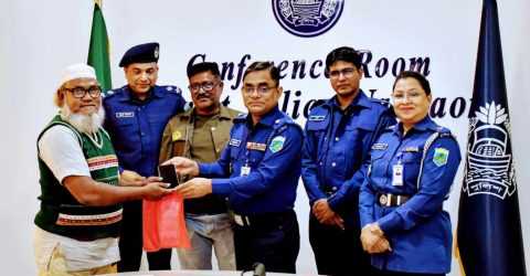 নওগাঁ হারানো ১৭ টি মোবাইল উদ্ধার করে মালিকদের ফিরিয়ে দিলেন পুলিশ সুপার সাফিউল সারোয়ার