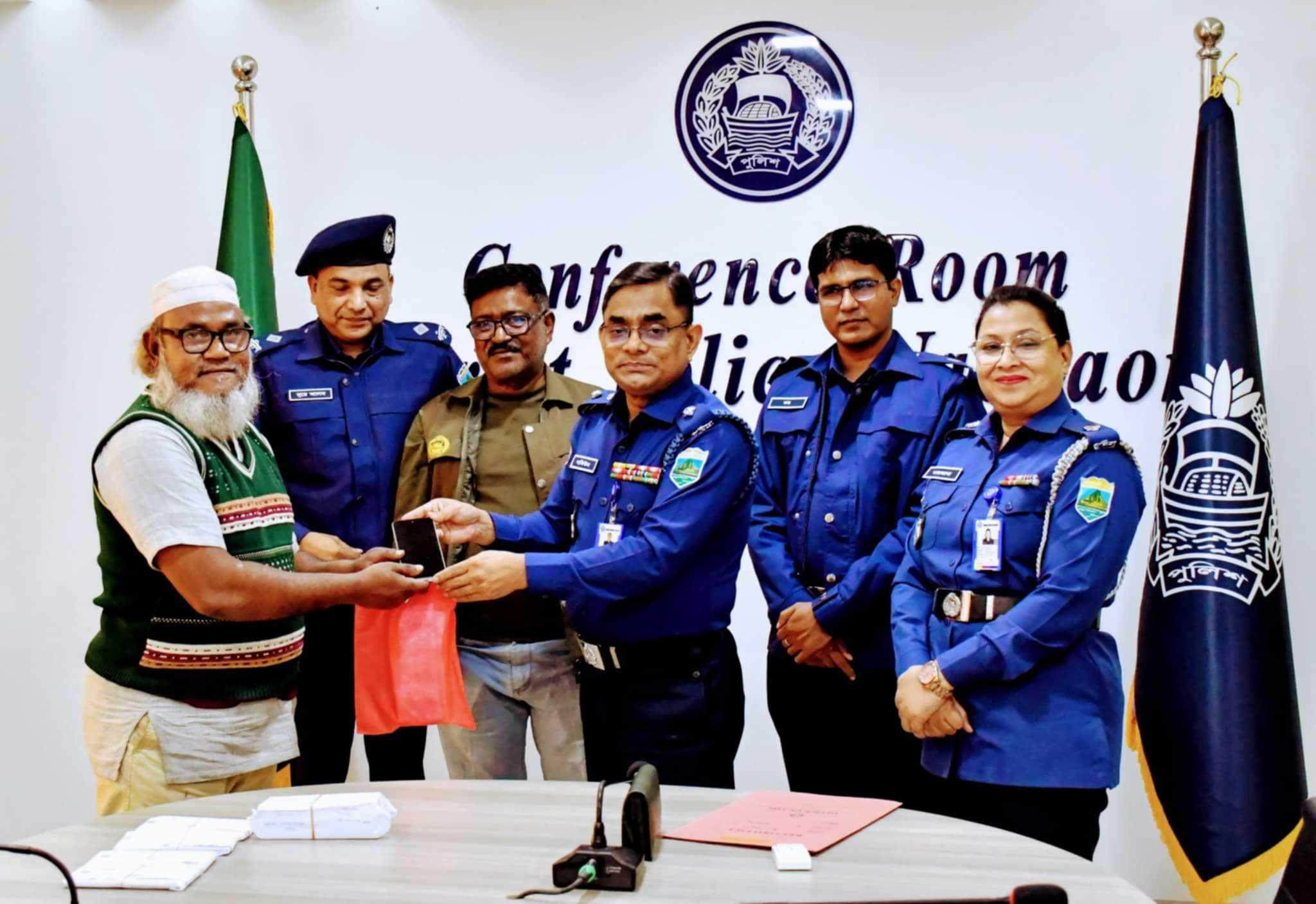 নওগাঁ হারানো ১৭ টি মোবাইল উদ্ধার করে মালিকদের ফিরিয়ে দিলেন পুলিশ সুপার সাফিউল সারোয়ার