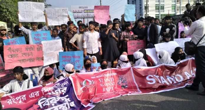 ধর্ষণের প্রতিবাদে রংপুরে সড়ক অবরোধ ও বিক্ষোভ