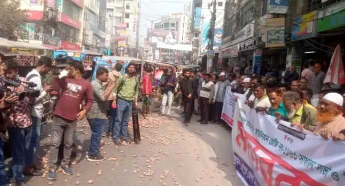 রংপুরে রাস্তায় আলু ফেলে বিক্ষোভ