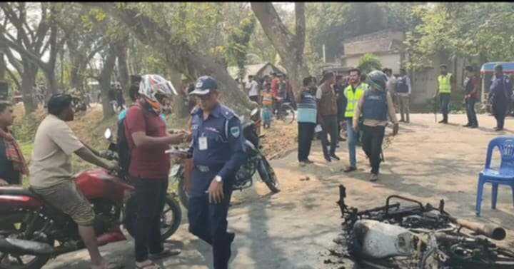 গাংনী উপজেলায়  কবরস্থানের প্রবেশপথে ট্রাক্টরের ধাক্কা; সংঘর্ষে নিহত -১,আহত ৮, ভাংচুর ও অগ্নি সংযোগ ।