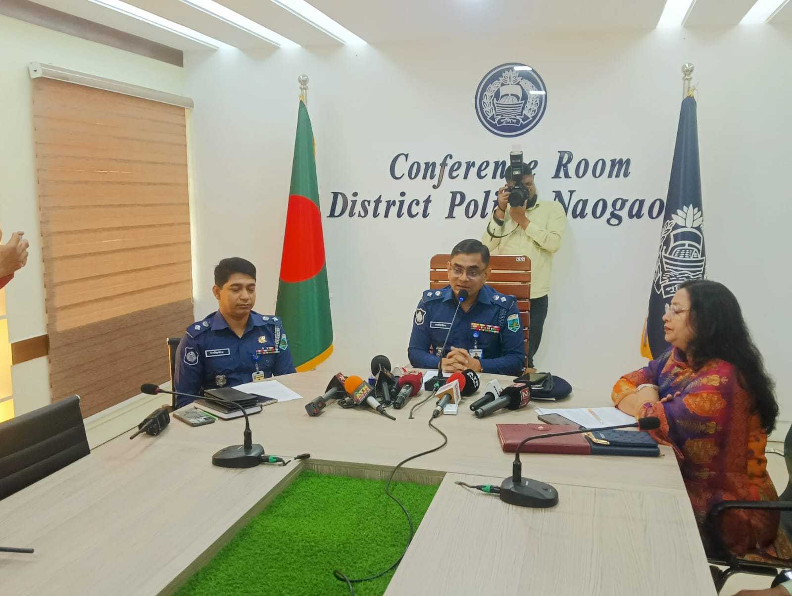 নওগাঁয় হিরোইন সহ চিহ্নিত মাদক কারবারি ও বিভিন্ন ডাকাতি মামলার ৯ আসামি আটক