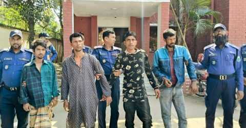 নওগাঁয় বিভিন্ন প্রতিষ্ঠানের ৪ জন তামার তার চোরকে আটক করে নওগাঁ সদর থানা পুলিশ