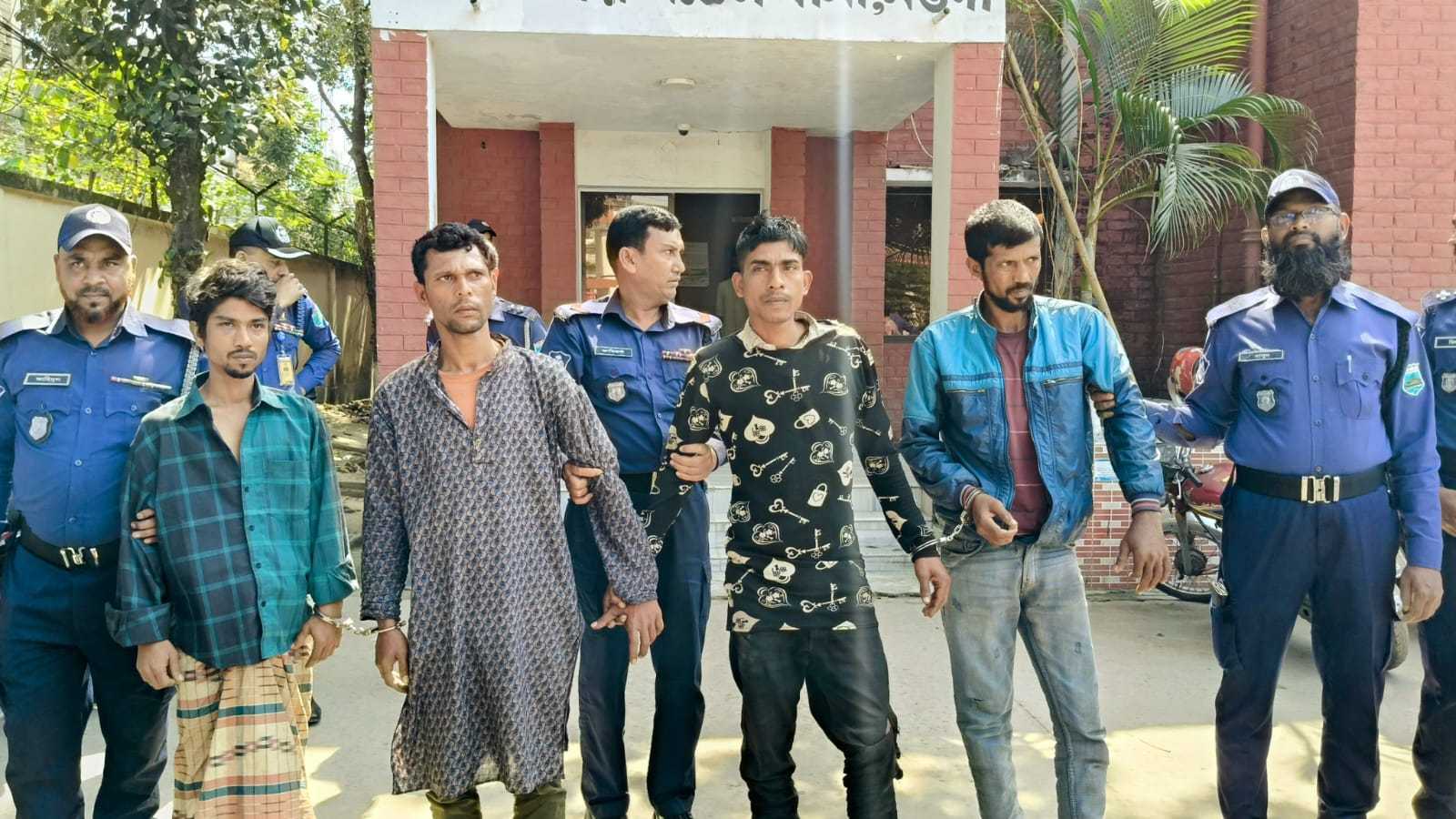নওগাঁয় বিভিন্ন প্রতিষ্ঠানের ৪ জন তামার তার চোরকে আটক করে নওগাঁ সদর থানা পুলিশ