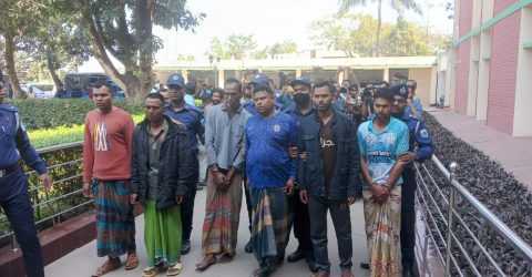 নওগাঁ ও পাবনায় আন্ত জেলায় ডাকাতির ঘটনায় লুণ্ঠিত মালামাল সহ  মাইক্রো বাস আটক