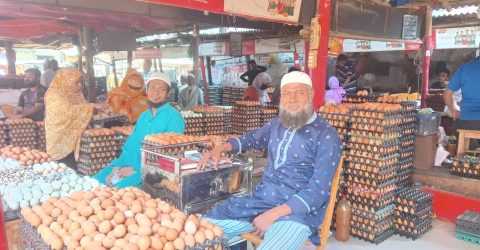 নওগাঁ জেলায় রমজানের বাজার পরিস্থিতি: দাম কিছুটা সহনীয় হলেও প্যাকেটজাত ভোজ্যতেলের সংকট
