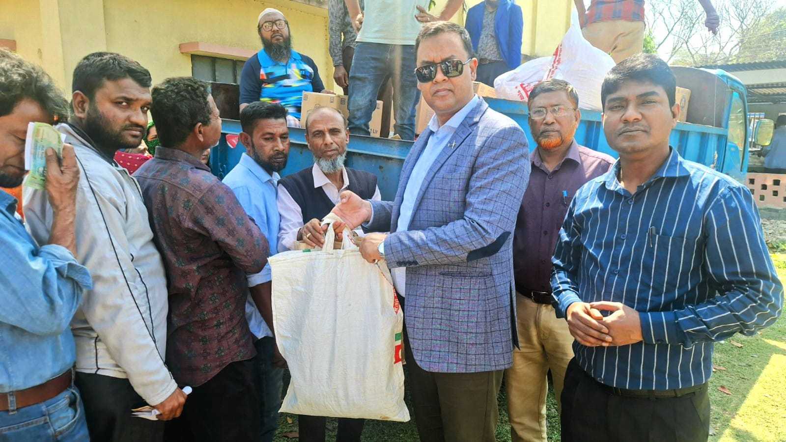 নওগাঁয় রমজান উপলক্ষে টিসিবি’র পণ্য বিক্রয়ের শুভ উদ্ভোধন করেন জেলা প্রশাসক