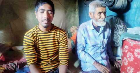 নওগাঁয় দৃষ্টিপ্রতিবন্ধী বাবা-ছেলের শুধু পানি দিয়ে ইফতার, মানবেতর জীবনযাপন