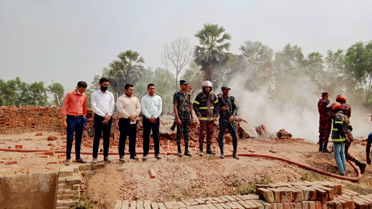 নওগাঁ মান্দায় অবৈধ ইট ভাটা নওগাঁ জেলা প্রশাসনের নির্দেশে গুড়িয়ে দেওয়া হয়