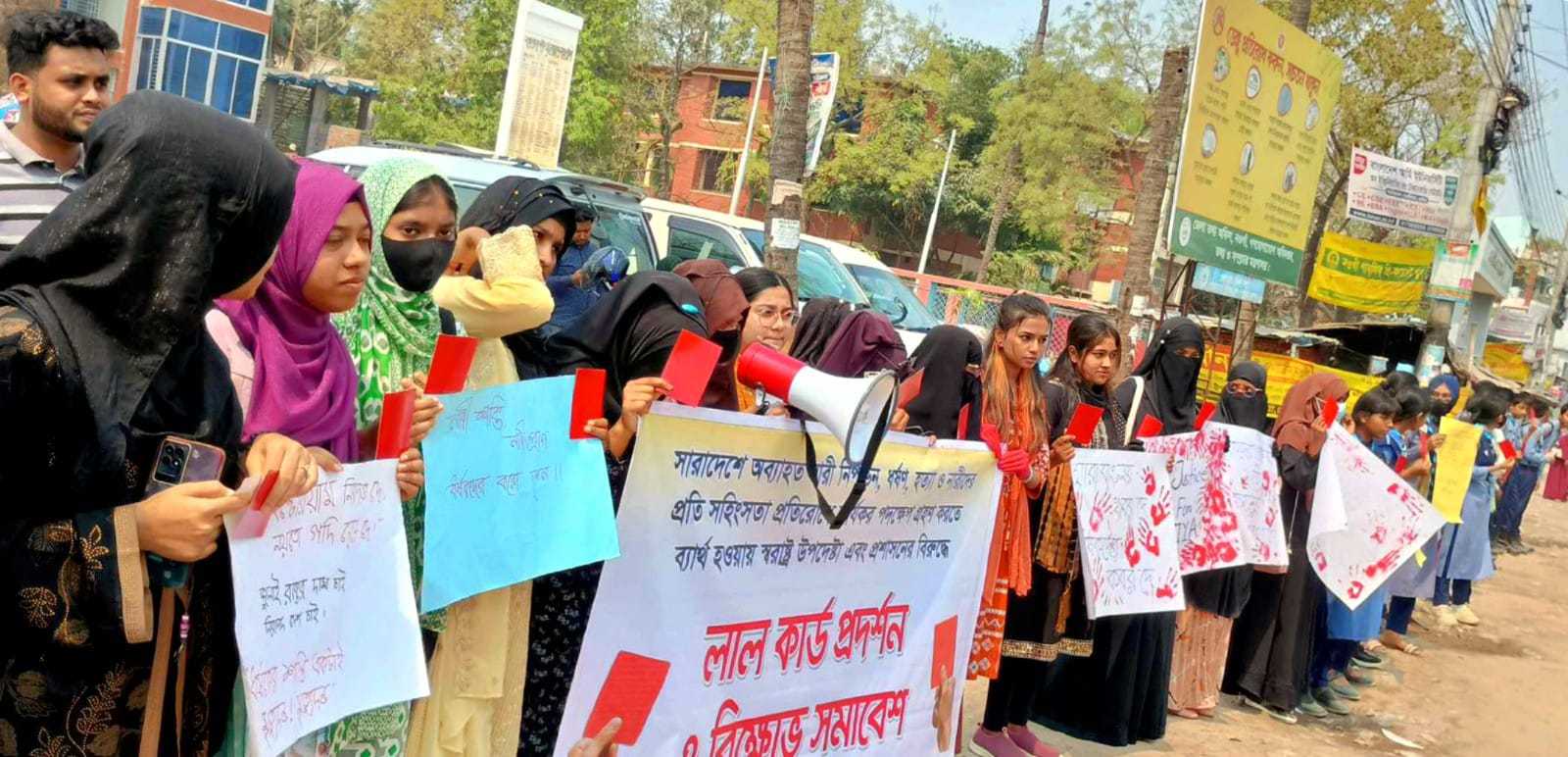 নওগাঁয় স্বরাষ্ট্র উপদেষ্টাসহ প্রশাসনের ব্যর্থতার প্রতিবাদে শিক্ষার্থীদের লাল কার্ড প্রদর্শন